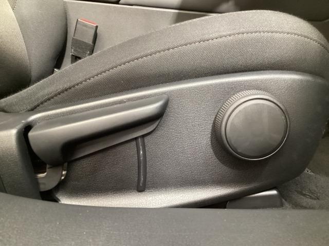 ＭＡＺＤＡ３ファストバック １．５　１５Ｓ　ツーリング　ＡＣＣ　記録簿　レーンアシスト　ワンオーナ　オートエアコン　地デジ　前後ソナー　ＥＴＣ車載器　アドバンストキー　ＬＥＤランプ　ブルートゥース　ＤＶＤ再生　横滑り防止　盗難防止システム　ＵＳＢ　ナビＴＶ（8枚目）