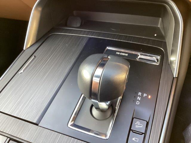 ＣＸ－８０ ３．３　ＸＤハイブリッド　プレミアム　スポーツ　ディーゼルタ　当社試乗車　３６０度　レーダークルーズ　レーンアシスト　パノラマサンルーフ　クリアランスソナー　パワーシート　衝突被害軽減システム　オートライト　革シート　ＥＴＣ　シートヒーター　４ＷＤ　試乗車アップ（18枚目）