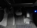 運転席の気になる足元も汚れが少なく、大変きれいな状態に仕上がっております。サイドブレーキはペダル式です。