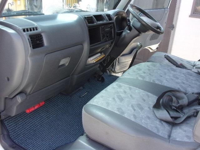 デリカカーゴ ロングＤＸ　前後同タイヤ　リアシングルタイヤ　前後バンパーラプターライナー塗装　５ＭＴ車　ワンオーナー　記録簿２１枚　５ドア　６人乗り　タイヤ２０２３年４２週　集中ドアロック　ＡＣ　ＰＳ　ＰＷ　積載１２５０ｋｇ（16枚目）