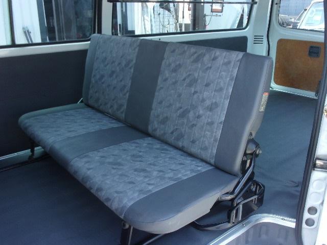デリカカーゴ ロングＤＸ　前後同タイヤ　リアシングルタイヤ　前後バンパーラプターライナー塗装　５ＭＴ車　ワンオーナー　記録簿２１枚　５ドア　６人乗り　タイヤ２０２３年４２週　集中ドアロック　ＡＣ　ＰＳ　ＰＷ　積載１２５０ｋｇ（18枚目）