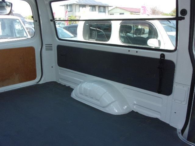 デリカカーゴ ロングＤＸ　前後同タイヤ　リアシングルタイヤ　前後バンパーラプターライナー塗装　５ＭＴ車　ワンオーナー　記録簿２１枚　５ドア　６人乗り　タイヤ２０２３年４２週　集中ドアロック　ＡＣ　ＰＳ　ＰＷ　積載１２５０ｋｇ（23枚目）