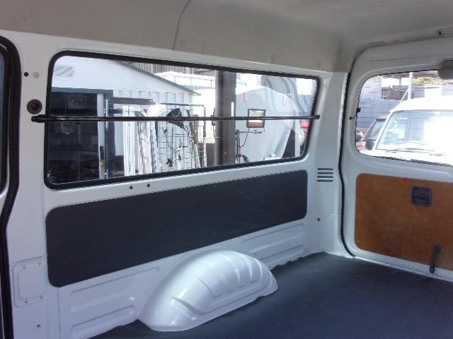 デリカカーゴ ロングＤＸ　前後同タイヤ　リアシングルタイヤ　前後バンパーラプターライナー塗装　５ＭＴ車　ワンオーナー　記録簿２１枚　５ドア　６人乗り　タイヤ２０２３年４２週　集中ドアロック　ＡＣ　ＰＳ　ＰＷ　積載１２５０ｋｇ（24枚目）
