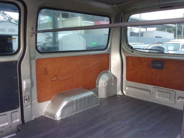 キャラバン ロングＤＸ　５ＭＴ車　ワンオーナー　記録簿２８枚　前後バンパーラプターライナー塗装　両側スライドドア　６人乗り　タイミングチェーン　集中ドアロック　ＡＣ　エアバク　ＰＳ　ＰＷ　積載１２００ｋｇ（23枚目）