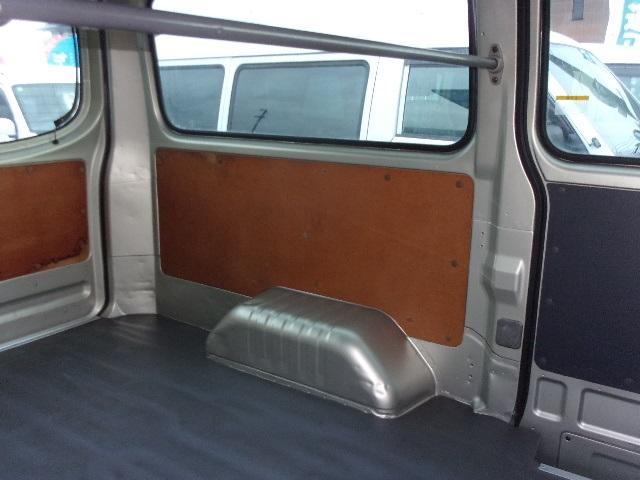 キャラバン ロングＤＸ　５ＭＴ車　ワンオーナー　記録簿２８枚　前後バンパーラプターライナー塗装　両側スライドドア　６人乗り　タイミングチェーン　集中ドアロック　ＡＣ　エアバク　ＰＳ　ＰＷ　積載１２００ｋｇ（24枚目）