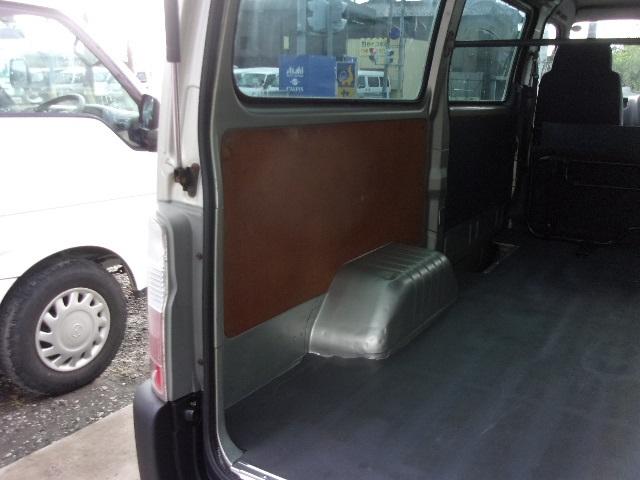 キャラバン ロングＤＸ　５ＭＴ車　ワンオーナー　記録簿２８枚　前後バンパーラプターライナー塗装　両側スライドドア　６人乗り　タイミングチェーン　集中ドアロック　ＡＣ　エアバク　ＰＳ　ＰＷ　積載１２００ｋｇ（27枚目）