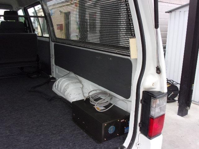 ブローニィバン ロングＤＸ　前後同タイヤ　リアシングルタイヤ　前後バンパーラプターライナー塗装　インバーター付　荷室板張り　カーペット敷　両側スライドドア　６人乗り　ＡＴ　ＡＣ　エアバック　ＡＢＳ　ＰＳ　ＰＷ　積載１２５０ｋｇ（30枚目）