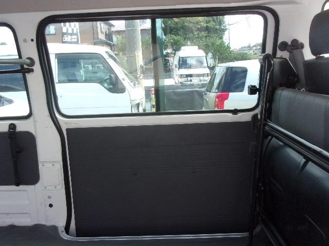 ブローニィバン 前後同タイヤ リアシングルタイヤ AT 5ドア 6人乗り フォグランプ HDDナビ ETC プライバシーガラス AC Wエアバック ABS PS PW 積載1250kg(22枚目)