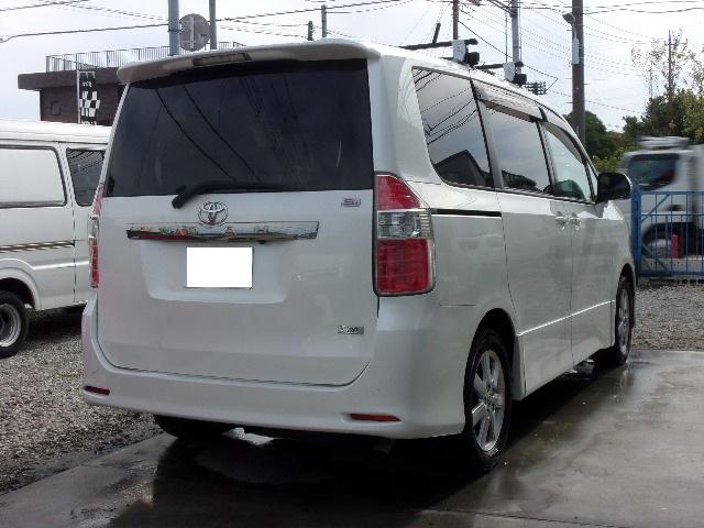 ノア Ｓｉ　ナビ　ＴＶ　バックカメラ　ＥＴＣ　左パワ－スライドドア　エアロ　ＨＩＤヘッドライト　８人乗り　インテリキー　プッシュスタート　ウインカー付格納ミラー　タイミングチェーン　フォグランプ（5枚目）