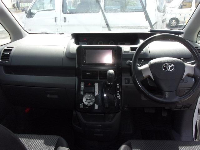 ノア Ｓｉ　ナビ　ＴＶ　バックカメラ　ＥＴＣ　左パワ－スライドドア　エアロ　ＨＩＤヘッドライト　８人乗り　インテリキー　プッシュスタート　ウインカー付格納ミラー　タイミングチェーン　フォグランプ（11枚目）