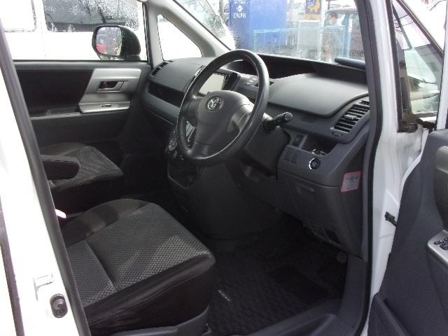 ノア Ｓｉ　ナビ　ＴＶ　バックカメラ　ＥＴＣ　左パワ－スライドドア　エアロ　ＨＩＤヘッドライト　８人乗り　インテリキー　プッシュスタート　ウインカー付格納ミラー　タイミングチェーン　フォグランプ（12枚目）