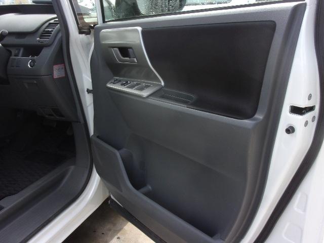 ノア Ｓｉ　ナビ　ＴＶ　バックカメラ　ＥＴＣ　左パワ－スライドドア　エアロ　ＨＩＤヘッドライト　８人乗り　インテリキー　プッシュスタート　ウインカー付格納ミラー　タイミングチェーン　フォグランプ（13枚目）