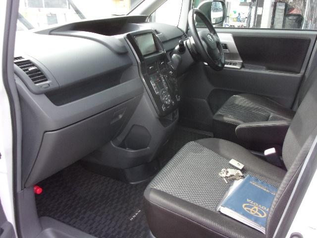 ノア Ｓｉ　ナビ　ＴＶ　バックカメラ　ＥＴＣ　左パワ－スライドドア　エアロ　ＨＩＤヘッドライト　８人乗り　インテリキー　プッシュスタート　ウインカー付格納ミラー　タイミングチェーン　フォグランプ（14枚目）