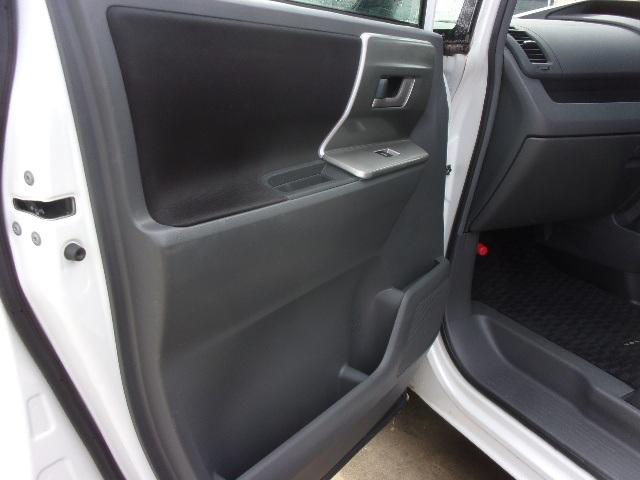 ノア Ｓｉ　ナビ　ＴＶ　バックカメラ　ＥＴＣ　左パワ－スライドドア　エアロ　ＨＩＤヘッドライト　８人乗り　インテリキー　プッシュスタート　ウインカー付格納ミラー　タイミングチェーン　フォグランプ（15枚目）