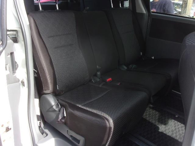 ノア Ｓｉ　ナビ　ＴＶ　バックカメラ　ＥＴＣ　左パワ－スライドドア　エアロ　ＨＩＤヘッドライト　８人乗り　インテリキー　プッシュスタート　ウインカー付格納ミラー　タイミングチェーン　フォグランプ（16枚目）