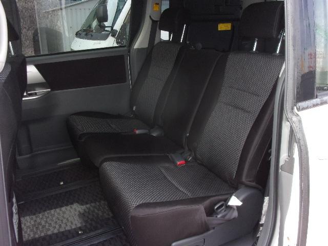 ノア Ｓｉ　ナビ　ＴＶ　バックカメラ　ＥＴＣ　左パワ－スライドドア　エアロ　ＨＩＤヘッドライト　８人乗り　インテリキー　プッシュスタート　ウインカー付格納ミラー　タイミングチェーン　フォグランプ（17枚目）