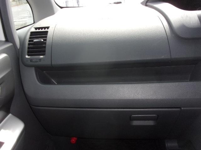 ノア Ｓｉ　ナビ　ＴＶ　バックカメラ　ＥＴＣ　左パワ－スライドドア　エアロ　ＨＩＤヘッドライト　８人乗り　インテリキー　プッシュスタート　ウインカー付格納ミラー　タイミングチェーン　フォグランプ（24枚目）