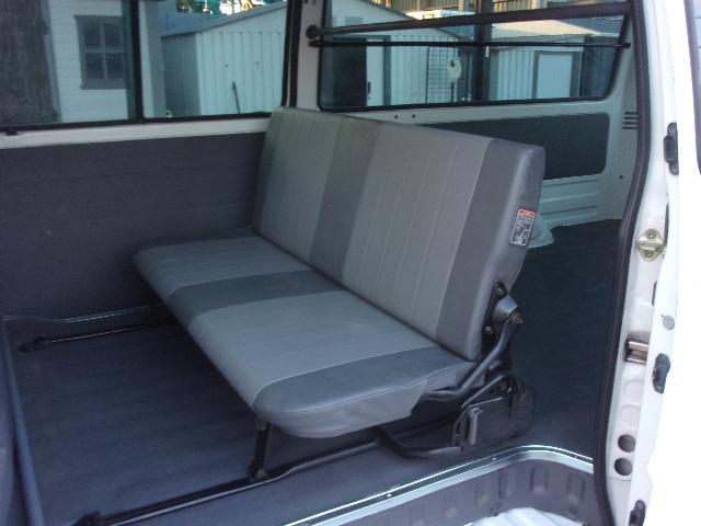 ブローニィバン ロングＤＸ　前後同タイヤ　リアシングルタイヤ　前後バンパーラプター塗装　５ドア　６人　ＡＴ　タイヤ４本新品　ＥＴＣ　プライバシーガラス　荷室ハンガーバー付　集中ドア　ＡＣ　エアバック　ＰＳ　ＰＷ　積載１２５０ｋｇ（18枚目）