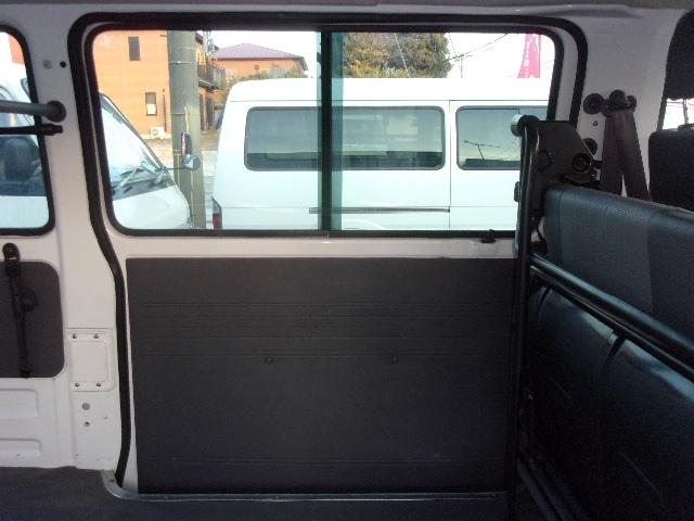 ブローニィバン ロングＤＸ　前後同タイヤ　リアシングルタイヤ　前後バンパーラプター塗装　５ドア　６人　ＡＴ　タイヤ４本新品　ＥＴＣ　プライバシーガラス　荷室ハンガーバー付　集中ドア　ＡＣ　エアバック　ＰＳ　ＰＷ　積載１２５０ｋｇ（21枚目）