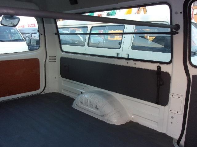 ブローニィバン ロングＤＸ　前後同タイヤ　リアシングルタイヤ　前後バンパーラプター塗装　５ドア　６人　ＡＴ　タイヤ４本新品　ＥＴＣ　プライバシーガラス　荷室ハンガーバー付　集中ドア　ＡＣ　エアバック　ＰＳ　ＰＷ　積載１２５０ｋｇ（23枚目）