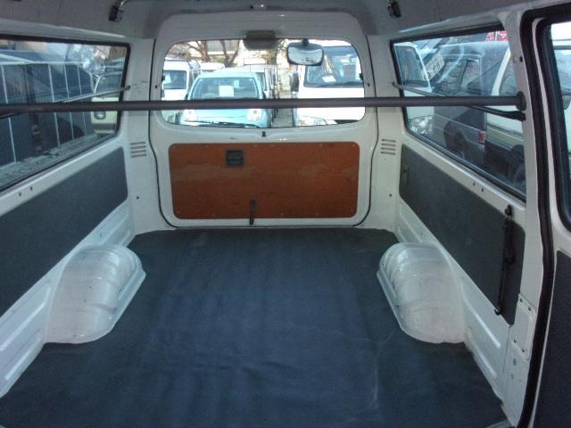 ブローニィバン ロングＤＸ　前後同タイヤ　リアシングルタイヤ　前後バンパーラプター塗装　５ドア　６人　ＡＴ　タイヤ４本新品　ＥＴＣ　プライバシーガラス　荷室ハンガーバー付　集中ドア　ＡＣ　エアバック　ＰＳ　ＰＷ　積載１２５０ｋｇ（24枚目）