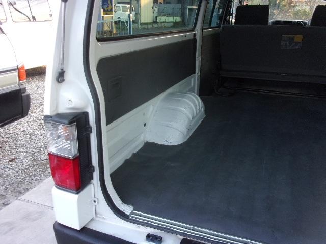 ブローニィバン ロングＤＸ　前後同タイヤ　リアシングルタイヤ　前後バンパーラプター塗装　５ドア　６人　ＡＴ　タイヤ４本新品　ＥＴＣ　プライバシーガラス　荷室ハンガーバー付　集中ドア　ＡＣ　エアバック　ＰＳ　ＰＷ　積載１２５０ｋｇ（26枚目）