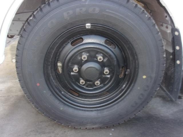 ブローニィバン ロングＤＸ　前後同タイヤ　リアシングルタイヤ　前後バンパーラプター塗装　５ドア　６人　ＡＴ　タイヤ４本新品　ＥＴＣ　プライバシーガラス　荷室ハンガーバー付　集中ドア　ＡＣ　エアバック　ＰＳ　ＰＷ　積載１２５０ｋｇ（50枚目）