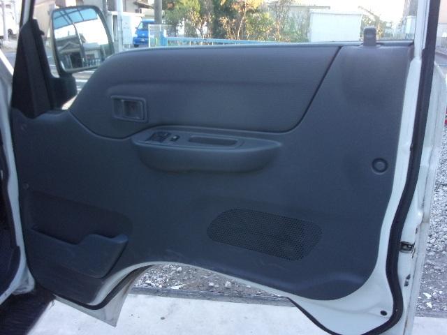 ブローニィバン ロングＤＸ　平床　荷室アオリ付　タイミングベルト交換済　ＡＴ　５Ｄ　６人乗り　リアサイドパネル付　ＡＣ　エアバック　運転席助手席のみ集中ドア　エアバック　ＰＳ　ＰＷ　積載１２５０ｋｇ（16枚目）