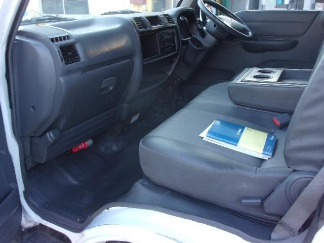 ブローニィバン ロングＤＸ　平床　荷室アオリ付　タイミングベルト交換済　ＡＴ　５Ｄ　６人乗り　リアサイドパネル付　ＡＣ　エアバック　運転席助手席のみ集中ドア　エアバック　ＰＳ　ＰＷ　積載１２５０ｋｇ（17枚目）