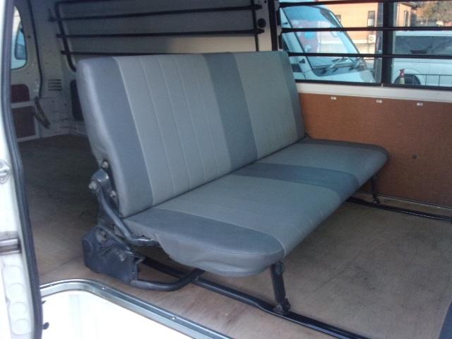 ブローニィバン ロングＤＸ　平床　荷室アオリ付　タイミングベルト交換済　ＡＴ　５Ｄ　６人乗り　リアサイドパネル付　ＡＣ　エアバック　運転席助手席のみ集中ドア　エアバック　ＰＳ　ＰＷ　積載１２５０ｋｇ（19枚目）