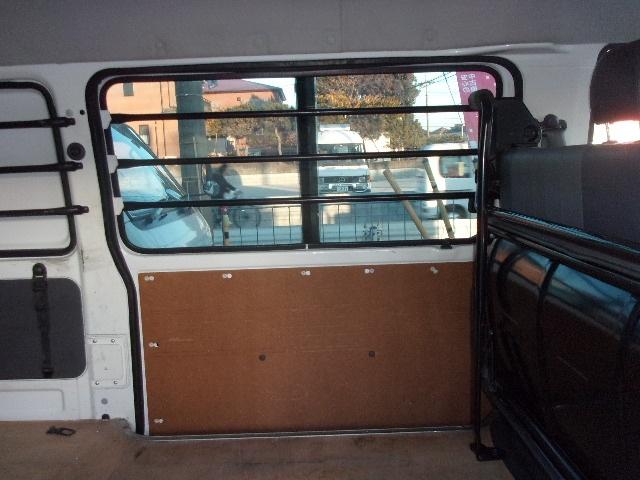 ブローニィバン ロングＤＸ　平床　荷室アオリ付　タイミングベルト交換済　ＡＴ　５Ｄ　６人乗り　リアサイドパネル付　ＡＣ　エアバック　運転席助手席のみ集中ドア　エアバック　ＰＳ　ＰＷ　積載１２５０ｋｇ（24枚目）