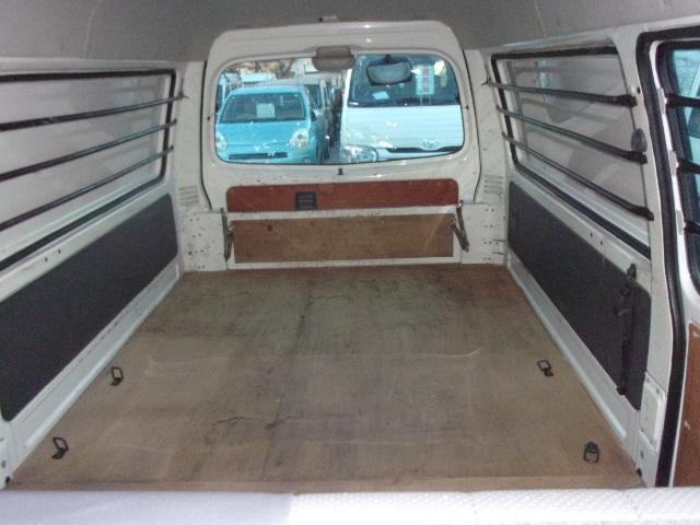 ブローニィバン ロングＤＸ　平床　荷室アオリ付　タイミングベルト交換済　ＡＴ　５Ｄ　６人乗り　リアサイドパネル付　ＡＣ　エアバック　運転席助手席のみ集中ドア　エアバック　ＰＳ　ＰＷ　積載１２５０ｋｇ（27枚目）