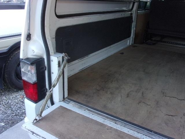 ブローニィバン ロングＤＸ　平床　荷室アオリ付　タイミングベルト交換済　ＡＴ　５Ｄ　６人乗り　リアサイドパネル付　ＡＣ　エアバック　運転席助手席のみ集中ドア　エアバック　ＰＳ　ＰＷ　積載１２５０ｋｇ（29枚目）