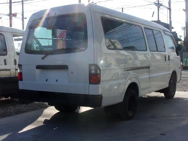 ブローニィバン ロングＤＸ　平床　リアＷタイヤ　ＡＴ　前後バンパーラプター塗装　５ドア　３人乗り　６人乗り構造変更可能　プライバシーガラス　ＡＣ　エアバック　ＰＳ　ＰＷ　集中ドアロック　積載１２５０ｋｇ（5枚目）