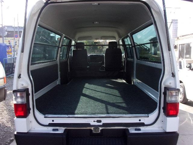 ブローニィバン ロングＤＸ　平床　リアＷタイヤ　ＡＴ　前後バンパーラプター塗装　５ドア　３人乗り　６人乗り構造変更可能　プライバシーガラス　ＡＣ　エアバック　ＰＳ　ＰＷ　集中ドアロック　積載１２５０ｋｇ（12枚目）