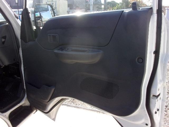 ブローニィバン ロングＤＸ　平床　リアＷタイヤ　ＡＴ　前後バンパーラプター塗装　５ドア　３人乗り　６人乗り構造変更可能　プライバシーガラス　ＡＣ　エアバック　ＰＳ　ＰＷ　集中ドアロック　積載１２５０ｋｇ（14枚目）