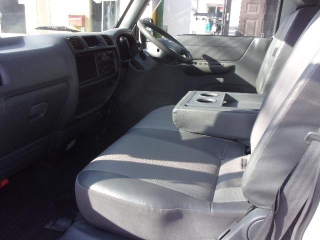 ブローニィバン ロングＤＸ　平床　リアＷタイヤ　ＡＴ　前後バンパーラプター塗装　５ドア　３人乗り　６人乗り構造変更可能　プライバシーガラス　ＡＣ　エアバック　ＰＳ　ＰＷ　集中ドアロック　積載１２５０ｋｇ（15枚目）