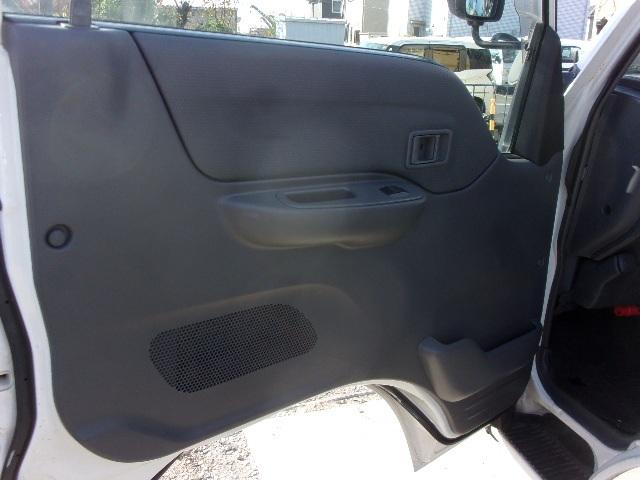 ブローニィバン ロングＤＸ　平床　リアＷタイヤ　ＡＴ　前後バンパーラプター塗装　５ドア　３人乗り　６人乗り構造変更可能　プライバシーガラス　ＡＣ　エアバック　ＰＳ　ＰＷ　集中ドアロック　積載１２５０ｋｇ（16枚目）
