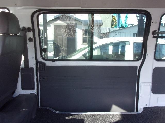 ブローニィバン ロングＤＸ　平床　リアＷタイヤ　ＡＴ　前後バンパーラプター塗装　５ドア　３人乗り　６人乗り構造変更可能　プライバシーガラス　ＡＣ　エアバック　ＰＳ　ＰＷ　集中ドアロック　積載１２５０ｋｇ（18枚目）