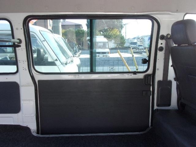 ブローニィバン ロングＤＸ　平床　リアＷタイヤ　ＡＴ　前後バンパーラプター塗装　５ドア　３人乗り　６人乗り構造変更可能　プライバシーガラス　ＡＣ　エアバック　ＰＳ　ＰＷ　集中ドアロック　積載１２５０ｋｇ（19枚目）