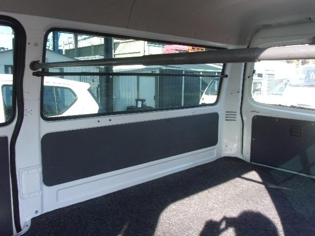 ブローニィバン ロングＤＸ　平床　リアＷタイヤ　ＡＴ　前後バンパーラプター塗装　５ドア　３人乗り　６人乗り構造変更可能　プライバシーガラス　ＡＣ　エアバック　ＰＳ　ＰＷ　集中ドアロック　積載１２５０ｋｇ（20枚目）