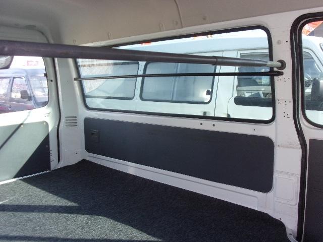 ブローニィバン ロングＤＸ　平床　リアＷタイヤ　ＡＴ　前後バンパーラプター塗装　５ドア　３人乗り　６人乗り構造変更可能　プライバシーガラス　ＡＣ　エアバック　ＰＳ　ＰＷ　集中ドアロック　積載１２５０ｋｇ（21枚目）