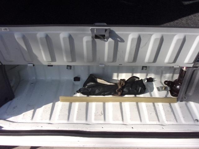 ブローニィバン ロングＤＸ　平床　リアＷタイヤ　ＡＴ　前後バンパーラプター塗装　５ドア　３人乗り　６人乗り構造変更可能　プライバシーガラス　ＡＣ　エアバック　ＰＳ　ＰＷ　集中ドアロック　積載１２５０ｋｇ（23枚目）