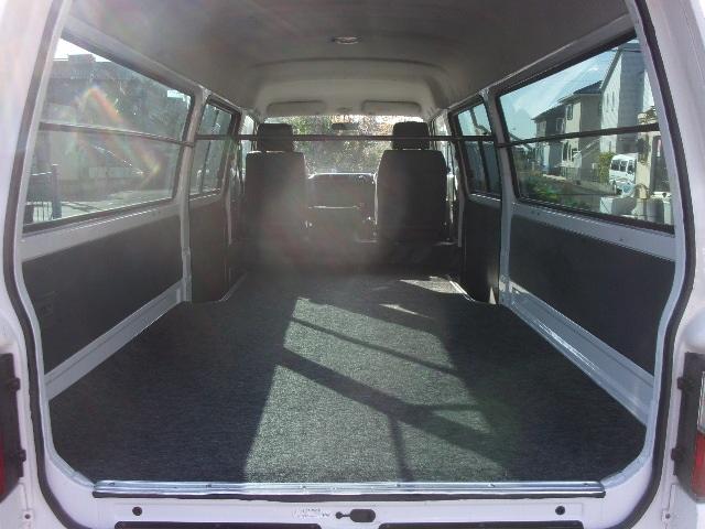 ブローニィバン ロングＤＸ　平床　リアＷタイヤ　ＡＴ　前後バンパーラプター塗装　５ドア　３人乗り　６人乗り構造変更可能　プライバシーガラス　ＡＣ　エアバック　ＰＳ　ＰＷ　集中ドアロック　積載１２５０ｋｇ（24枚目）