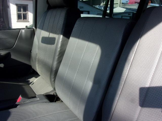 ブローニィバン ロングＤＸ　平床　リアＷタイヤ　ＡＴ　前後バンパーラプター塗装　５ドア　３人乗り　６人乗り構造変更可能　プライバシーガラス　ＡＣ　エアバック　ＰＳ　ＰＷ　集中ドアロック　積載１２５０ｋｇ（30枚目）