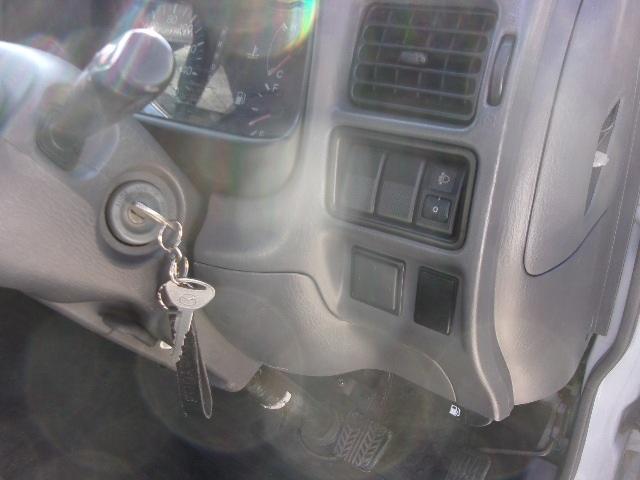 ブローニィバン ロングＤＸ　平床　リアＷタイヤ　ＡＴ　前後バンパーラプター塗装　５ドア　３人乗り　６人乗り構造変更可能　プライバシーガラス　ＡＣ　エアバック　ＰＳ　ＰＷ　集中ドアロック　積載１２５０ｋｇ（32枚目）