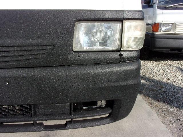 ブローニィバン ロングＤＸ　平床　リアＷタイヤ　ＡＴ　前後バンパーラプター塗装　５ドア　３人乗り　６人乗り構造変更可能　プライバシーガラス　ＡＣ　エアバック　ＰＳ　ＰＷ　集中ドアロック　積載１２５０ｋｇ（34枚目）
