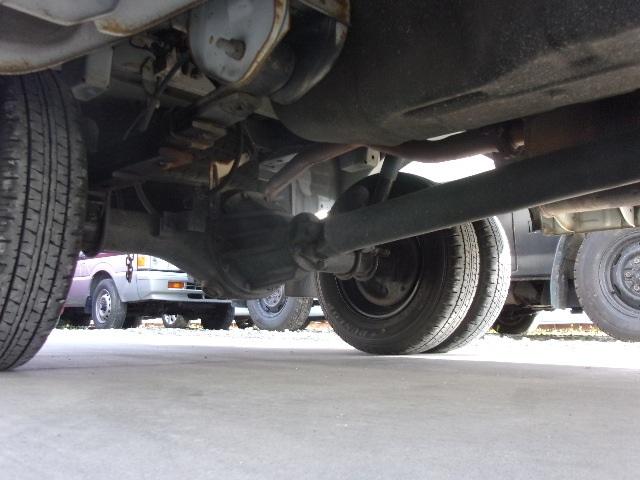 ブローニィバン ロングＤＸ　平床　リアＷタイヤ　ＡＴ　前後バンパーラプター塗装　５ドア　３人乗り　６人乗り構造変更可能　プライバシーガラス　ＡＣ　エアバック　ＰＳ　ＰＷ　集中ドアロック　積載１２５０ｋｇ（40枚目）