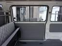 ロングＣＤ　ＮｏｘＰＭ適合ガソリン　前後同タイヤ　リアシングルタイヤ　前後バンパーラプターライナー塗装　５ＭＴ車　５ドア　６人乗り　集中ドア　ワンオーナー　記録簿２２枚　禁煙車　ＡＣ　パワステ　積載１０００ｋｇ（23枚目）