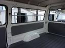 ロングＣＤ　ＮｏｘＰＭ適合ガソリン　前後同タイヤ　リアシングルタイヤ　前後バンパーラプターライナー塗装　５ＭＴ車　５ドア　６人乗り　集中ドア　ワンオーナー　記録簿２２枚　禁煙車　ＡＣ　パワステ　積載１０００ｋｇ（25枚目）
